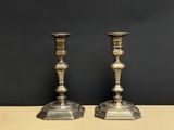 paire de bougeoirs anciens en métal argenté
