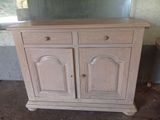 une petite commode à deux tiroirs avec un miroir