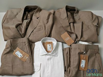 plusieurs vêtements pour homme, notamment une chemise blanche, un pantalon marron et une veste marron