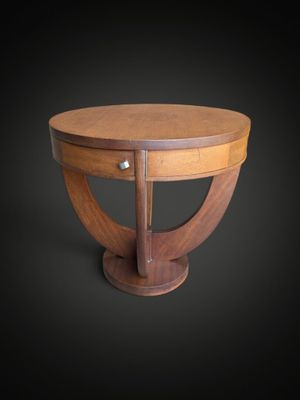 une table en bois avec un plateau rond et un piètement en bois