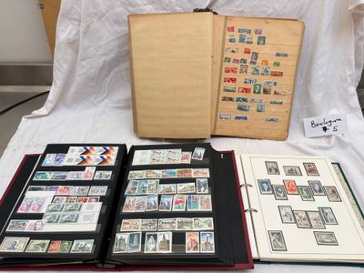 beaucoup de timbres sur les pages d'un livre