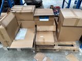 une pile de boîtes sur une palette dans un entrepôt