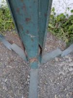 Pied de lampe tripode en fer forgé peint vert et doré, dans … (photo 3)