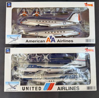 deux boîtes contenant des maquettes d'avions d'American Airlines posées sur une table