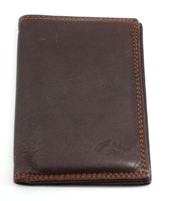 un gros plan d'un portefeuille en cuir marron sur fond blanc