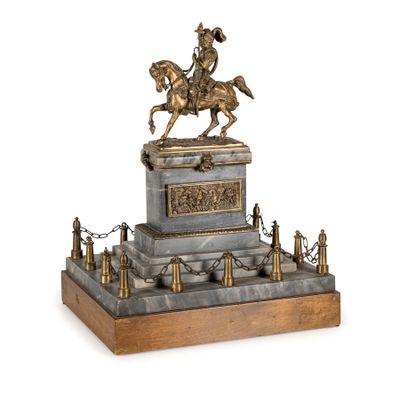 statue d'un homme à cheval sur un socle, entourée d'une chaîne
