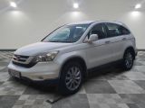 La Honda CR-V blanche est garée sur un sol à damier