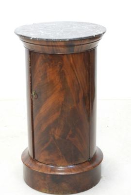 une petite table en bois avec un plateau en marbre