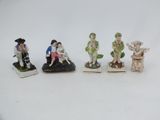 Plusieurs figurines représentant des personnes sont assises sur une surface blanche.