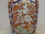 un vase sur lequel figure l'image d'un oiseau
