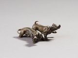 deux petites figurines représentant des chiens sur un fond blanc