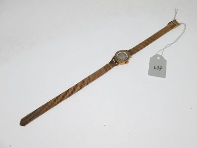 gros plan d'une montre sur une surface blanche avec une étiquette de prix