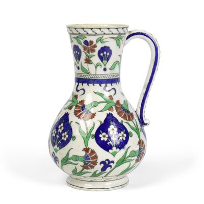 une image représentant un vase bleu et blanc orné de fleurs