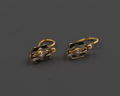 une paire de boucles d'oreilles en or et perles