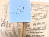 un post-it bleu posé sur un livre ouvert