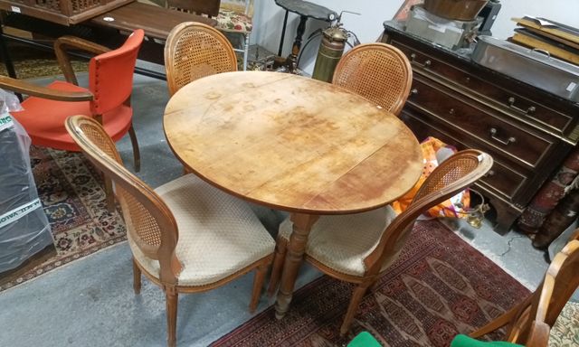 Table + 4 chaises de style rustique. En l'état