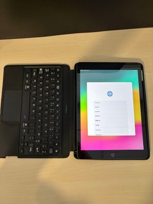 deux tablettes et un ordinateur portable posés sur une table, avec un clavier