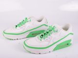 une paire de baskets blanches et vertes sur fond blanc