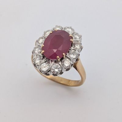 Bague ovale en rubis et diamants