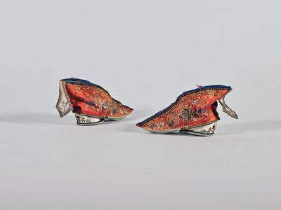 Paire de chaussons "lotus" pour pieds bandés en soie brodée.