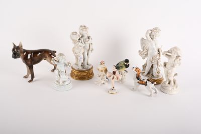 cinq figurines d'animaux et un chien posés sur une table