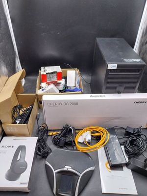 un grand nombre d'appareils électroniques posés sur une table