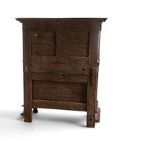 Petit dressoir en chêne mouluré et sculpté (photo 3)
