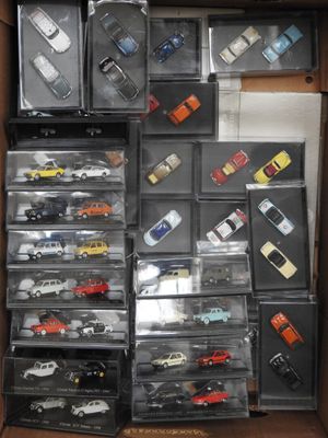 une boîte remplie de petites voitures qui s'y trouvent