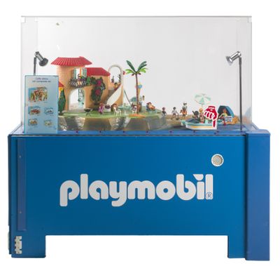 une vitrine Playmobil contenant divers jouets
