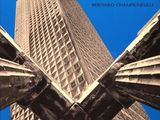 une image représentant un livre avec, en arrière-plan, la photo d'un grand immeuble