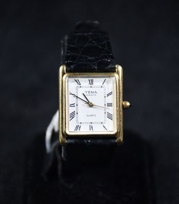 gros plan d'une montre avec des chiffres romains sur le cadran