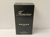 Le coffret du parfum est vide et prêt à être ouvert.