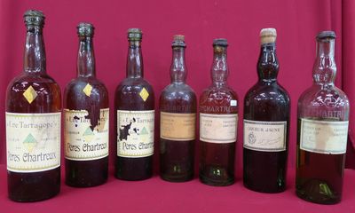 plusieurs bouteilles de vin sont alignées sur une table