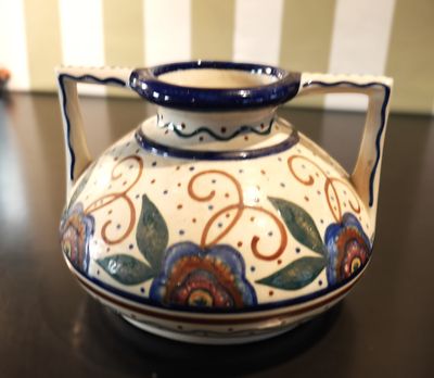 ALPHO Vase pansu à deux anses en céramique à décor floral.