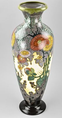 un vase posé sur un support sur fond blanc