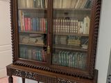 une bibliothèque contenant de nombreux livres dans une pièce