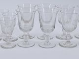 de nombreux verres à vin vides alignés sur la table