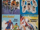 trois livres posés sur une table, à côté d'un homme à vélo