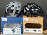 deux casques posés sur des cartons, eux-mêmes posés sur une table