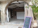 un panneau situé à l'extérieur d'un bâtiment sur lequel est apposée une enseigne