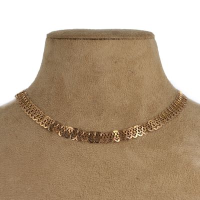gros plan d'un torse de mannequin portant un collier