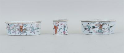trois tasses ornées de motifs représentant des personnes assises les unes à côté des autres