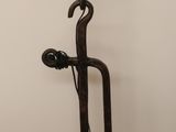 une lampe posée sur un support dans une pièce