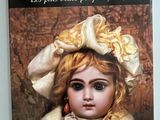 un livre sur lequel figure l'image d'une poupée