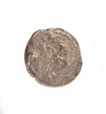 gros plan d'une pièce de monnaie sur une surface blanche avec un fond blanc