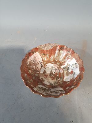 un petit bol posé sur une table