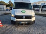 une camionnette blanche garée sur un terrain
