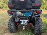 une photo d'un quad noir garé dans l'herbe