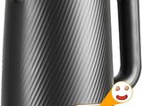 une bouilloire électrique noire sur laquelle est dessiné un smiley
