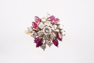 gros plan d'une bague en diamant et rubis sur fond blanc